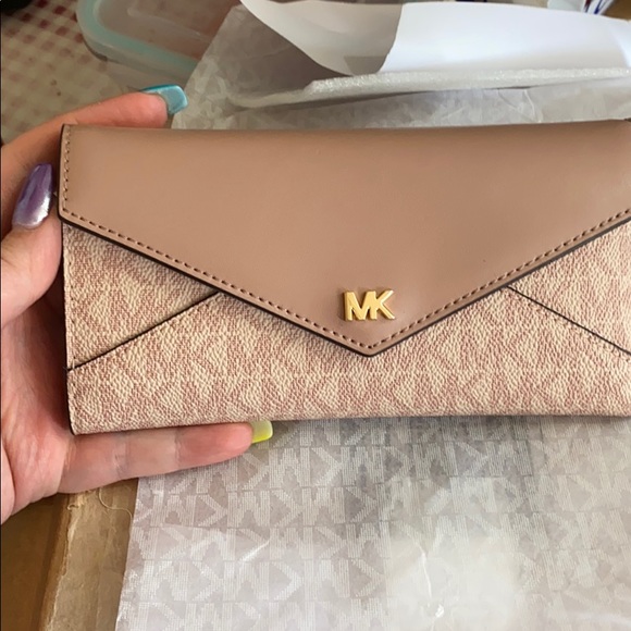 Michael Kors Logo Wallet - Picture 7 of 8